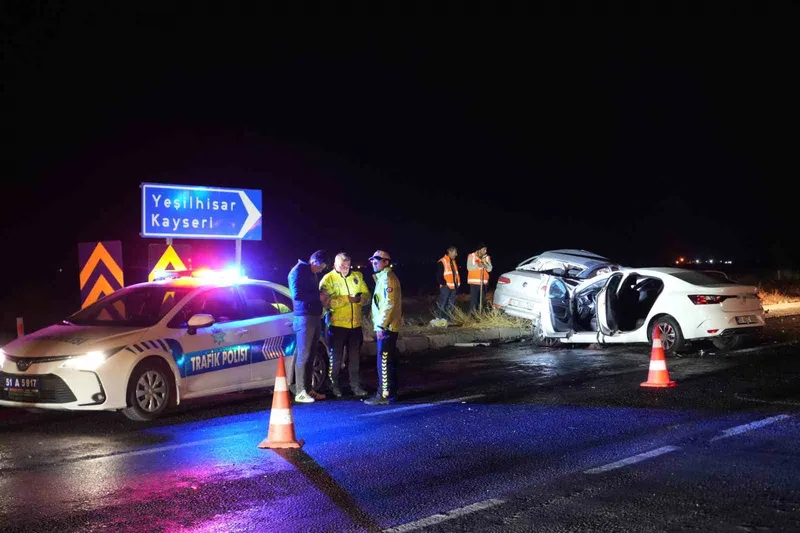 Niğde-Kayseri karayolunda feci kaza: 3 ölü, 6 yaralı

