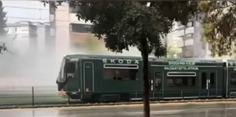 Gaziantep’te faciadan dönüldü: Yüzlerce yolcunun olduğu tramvaya yıldırım isabet etti
