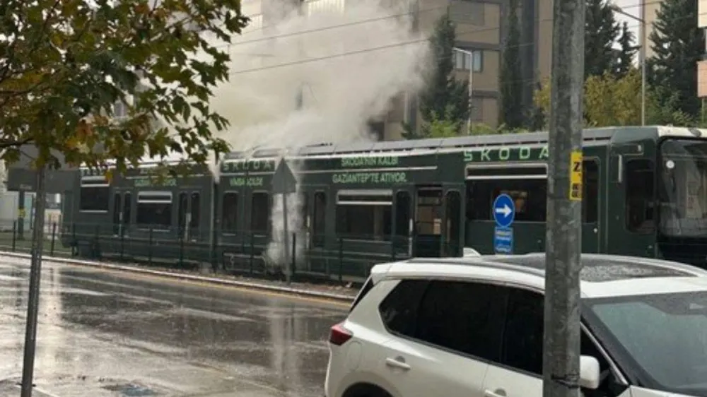 Gaziantep’te tramvaya yıldırım düştü! Yolcular panik yaşadı, o anlar kamerada