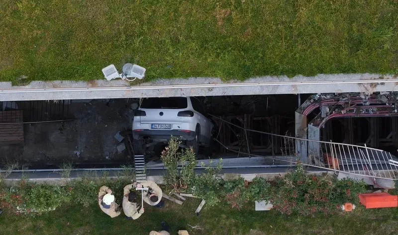 Otoparktan çıkan kadın sürücü araçlara çarparak boşluğa düştü
