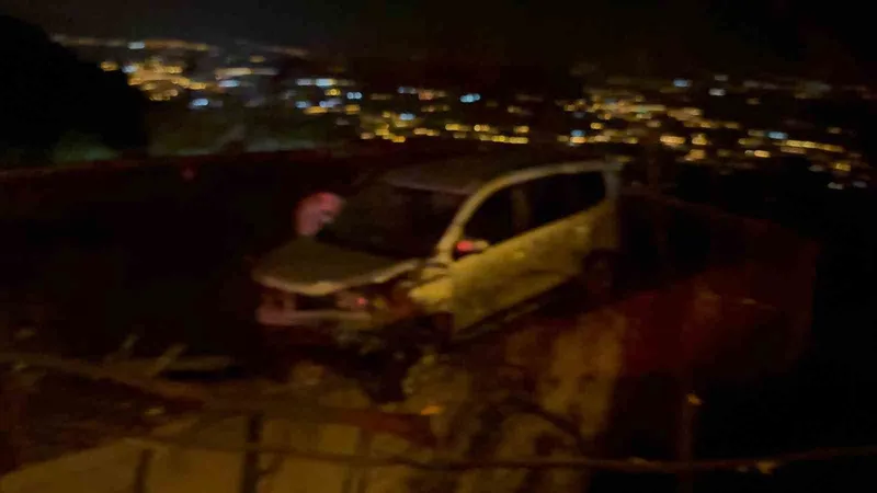 Osmaniye’de hafif ticari araç evin damına düştü: 4 yaralı
