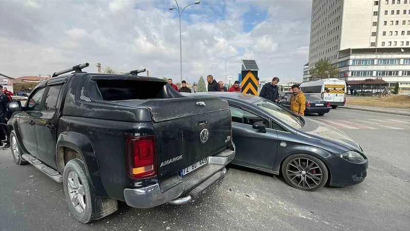 Karaman’da pikap kamyonetle otomobil çarpıştı: 1 yaralı
