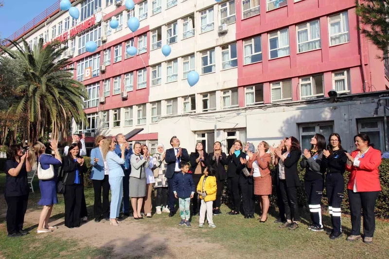 Mavi balonlar diyabete farkındalık için gökyüzüne bırakıldı
