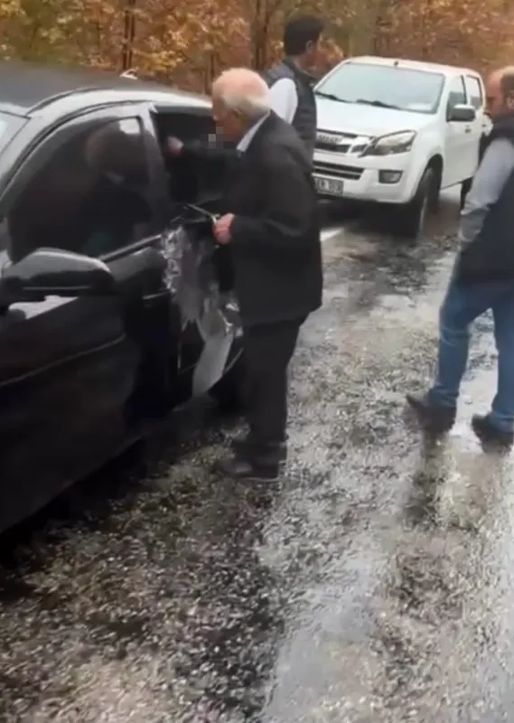 4 öğretmenin hayatını kaybettiği yola yine kaya parçası düştü, bir otomobil hasar gördü
