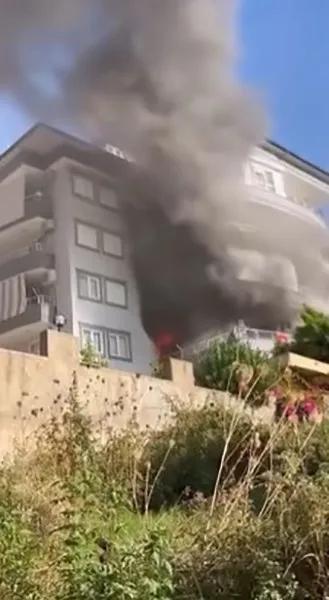 Alanya’da 5 katlı binada korkutan yangın
