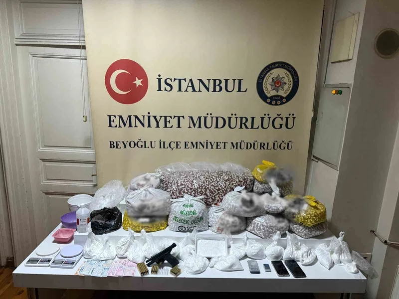 Beyoğlu ve Kağıthane’de uyuşturucu operasyonu: Hap satan 2 kadın gözaltında
