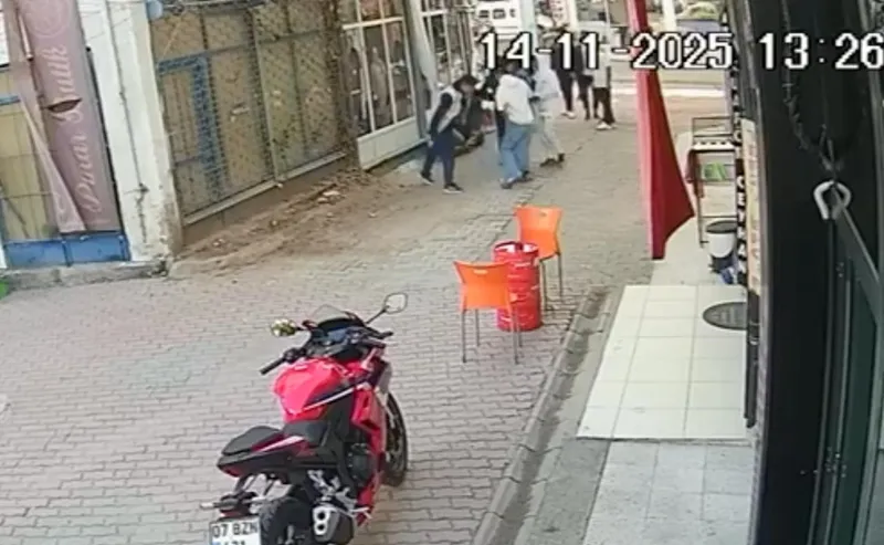 Gençlerin kavgası kanlı bitti: Bıçaklayıp, hiçbir şey olmamış gibi uzaklaştı
