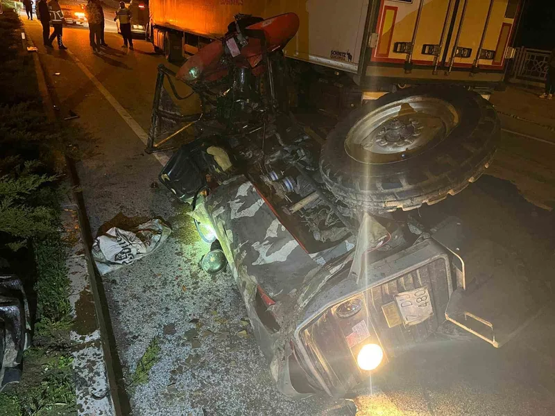 Tır ile traktörün çarpıştığı kazada karı koca hayatını kaybetti
