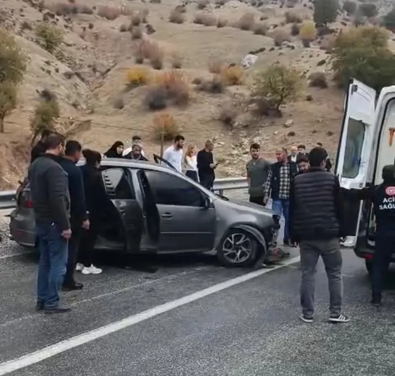 Batman’da trafik kazası: Sürücü bariyerlere çarpan araçta sıkıştı

