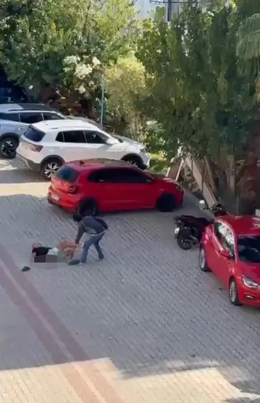 Yaşlı adamı sokak ortasında defalarca bıçaklayıp öldürdü: O anlar kamerada
