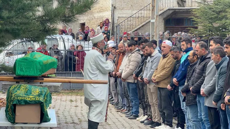 Anne ve kızları gözyaşlarıyla son yolculuğuna uğurlandı

