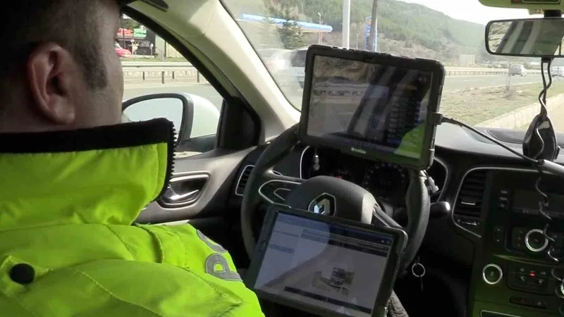 Tatil dönüşü D-100’de hareketlilik arttı: Radar ve teknolojik sistemlerle sürücülere sıkı denetim uygulandı
