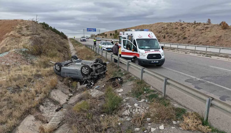 Seyir halindeki aracın çarptığı otomobil şarampole devrildi: 7 yaralı
