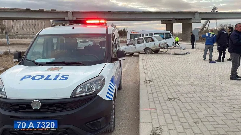 Karaman’da yolcu minibüsü ile otomobil çarpıştı: 2 yaralı
