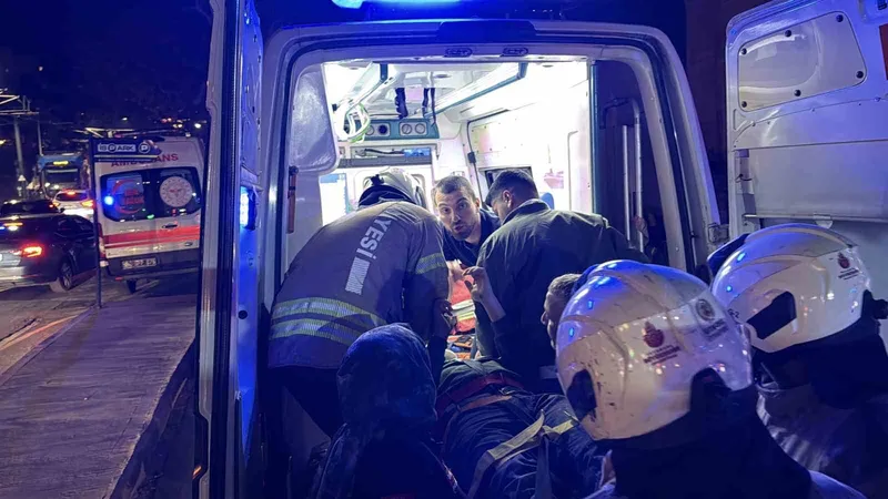 Metro çalışması sırasında iskele çöktü: 1 işçi öldü, 2 işçinin tedavisi sürüyor
