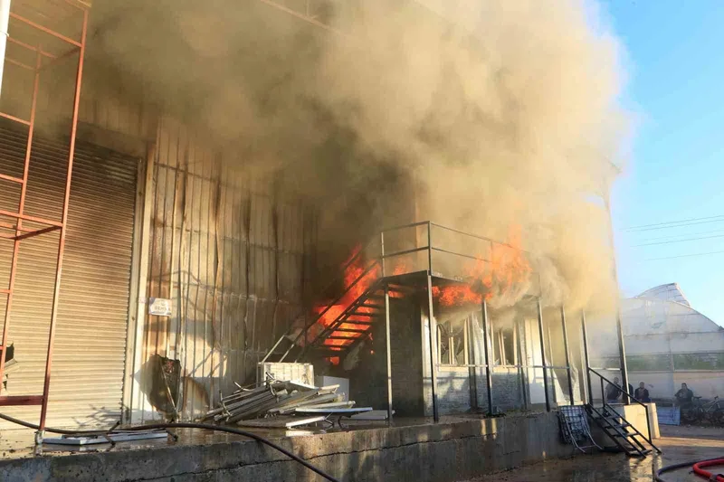 Sandalye üretim atölyesi alev alev yandı
