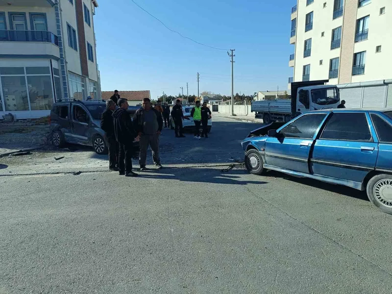 Aksaray’da hafif ticari araç ile otomobil çarpıştı: 7 yaralı
