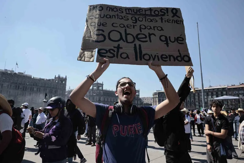 Meksika’da hükümet karşıtı protesto: 100’ü polis 120 yaralı
