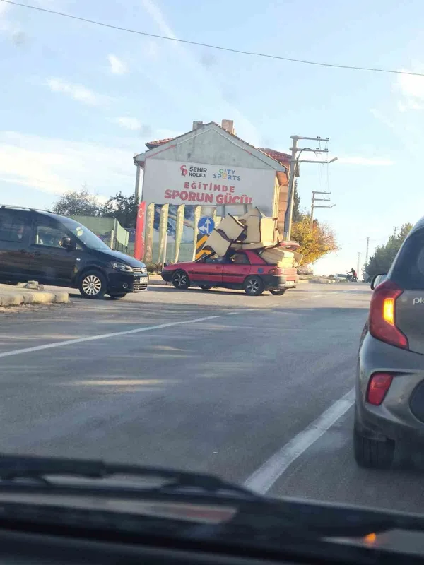Koltuk takımını otomobiline yükleyen sürücü trafiği tehlikeye düşürdü
