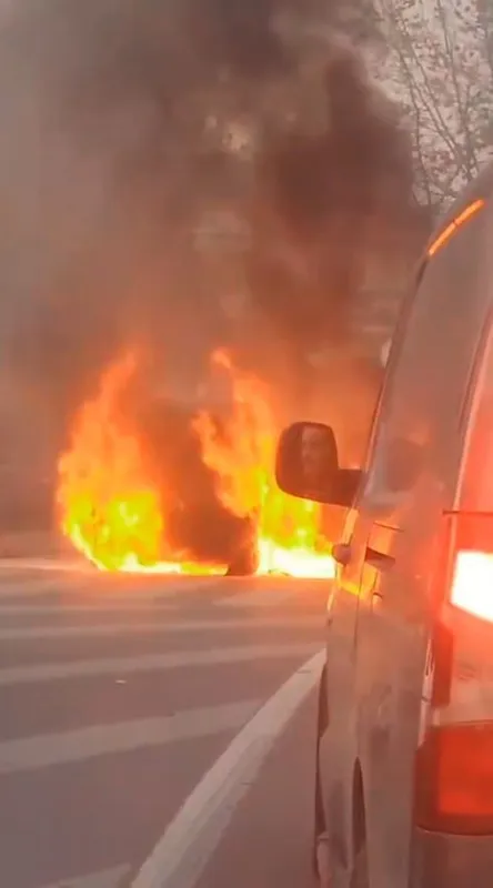 Sultangazi’de seyir halindeki araç alevlere teslim oldu
