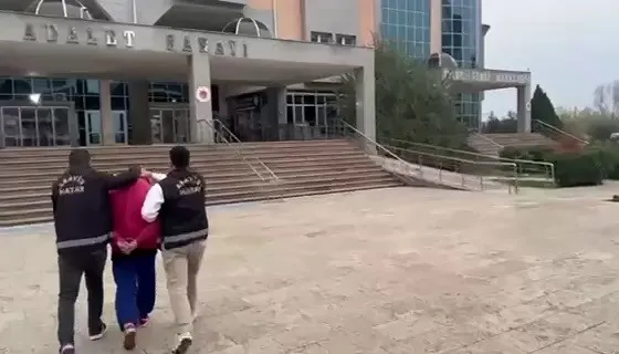 77 yıl hapis cezasıyla aranan firari şahıs, kurye kılığındaki polisin ’Yemek siparişi getirdim’ sözleriyle yakalandı
