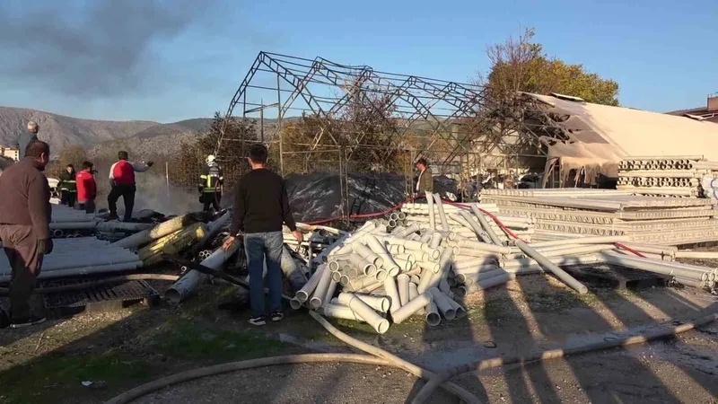 Amasya’da plastik malzeme dolu depo yandı, yükselen dumanlar metrelerce öteden görüldü
