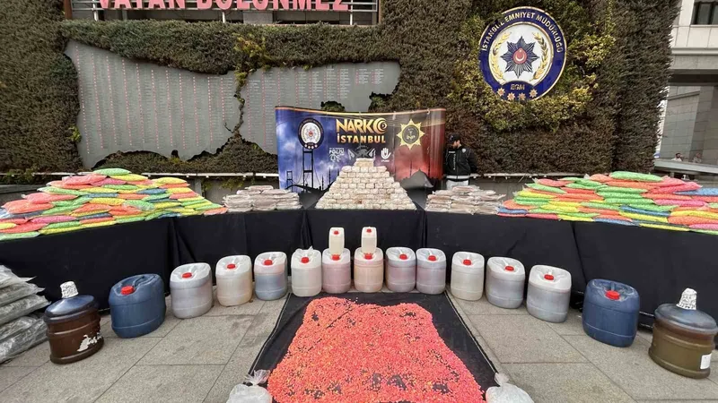 İstanbul ve Kocaeli’de ele geçirilen uyuşturucular emniyette sergilendi
