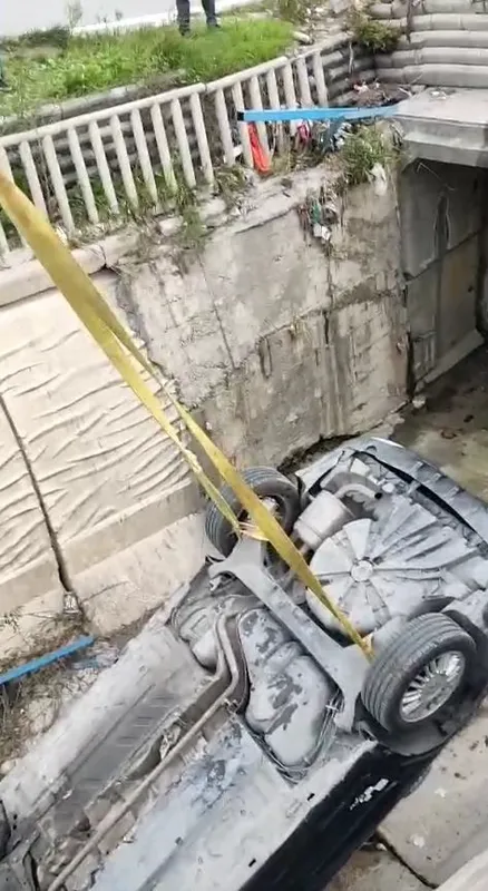 Arnavutköy’de sürücüsünün kontrolünü kaybettiği otomobil su kanalına uçtu
