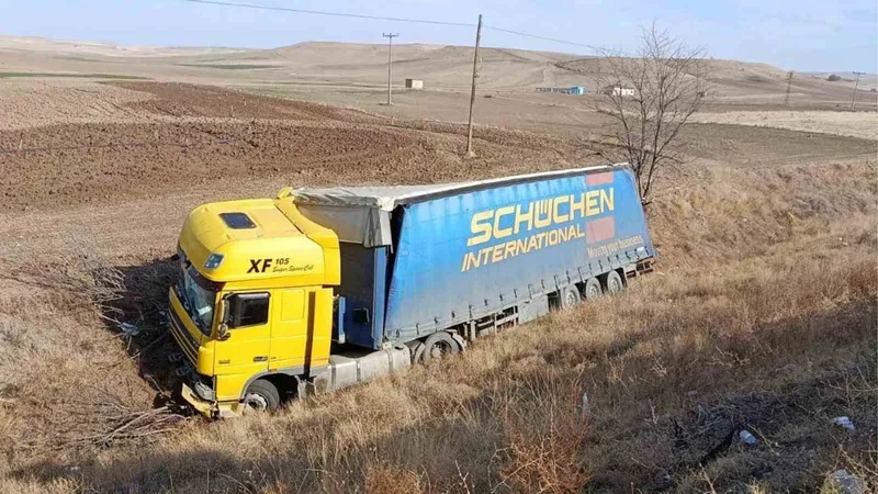 Kırıkkale’de tır devrildi: 1 yaralı
