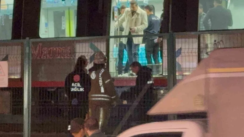 Marmaray Küçükçekmece durağından raylara atlayan şahıs öldü
