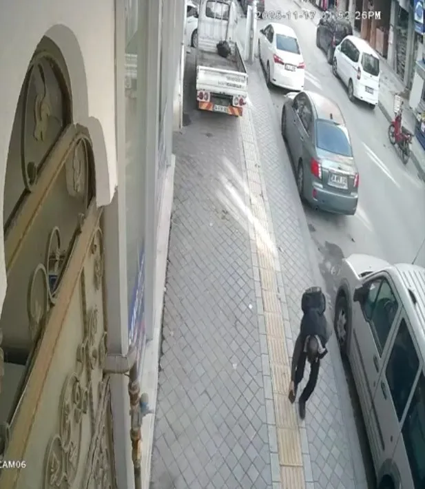 Esenyurt’ta düşen cüzdanı çaldı, sosyal medyada görünce iade etti
