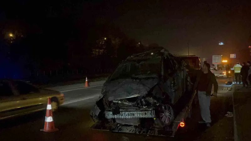 Kontrolden çıkan araç aydınlatma direğini devirip karşı yöne geçti
