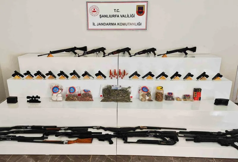 Mısır tarlasında patlayıcı madde ve silahlar ele geçirildi: 9 gözaltı
