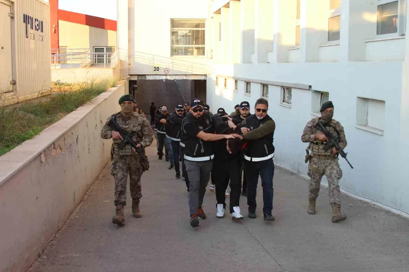 Yurtdışına kaçacaklardı: ‘Bayğaralar’ çetesinin firarileri ve onlara yardım eden 7 şüpheli tutuklandı
