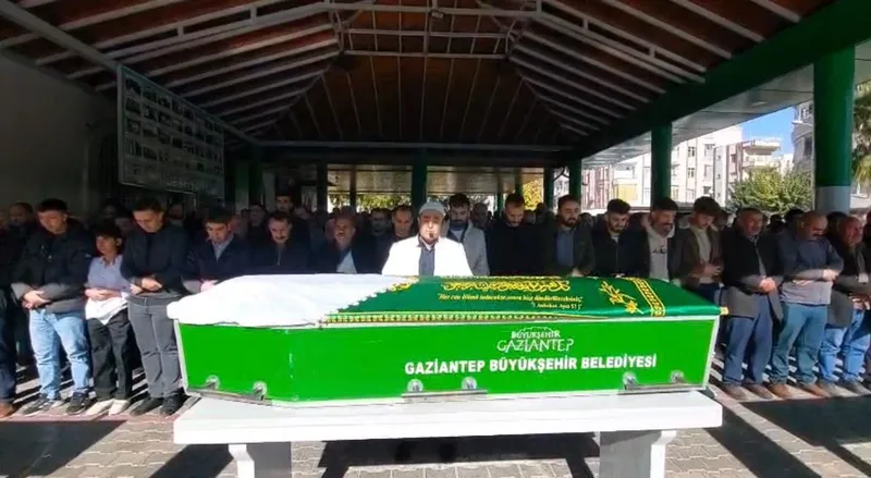 Devrilen otomobilde hayatını kaybeden kadın, memleketinde defnedildi
