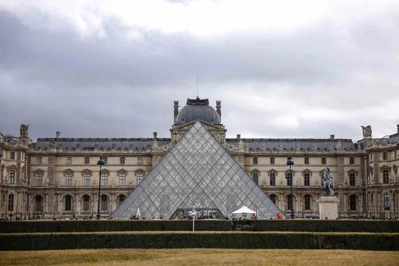 Louvre Müzesi’nde 88 milyon dolarlık soygunun ardından 