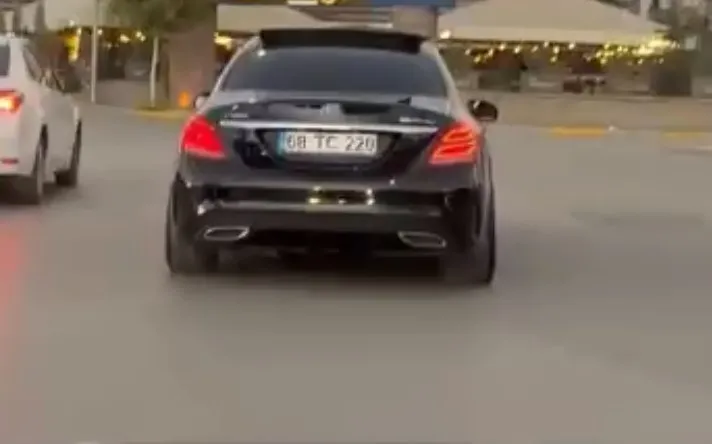 Drift atan sürücünün tehlikeli yolculuğu kamerada
