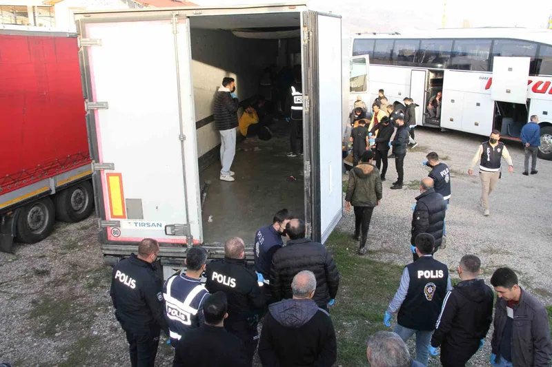 Tırın  dorsesinde 28 kaçak göçmen bulundu
