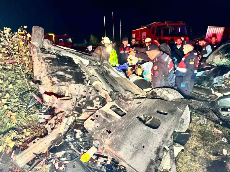 Edirne’de hatalı sollama zincirleme kazaya neden oldu: 1 ölü, 2 yaralı
