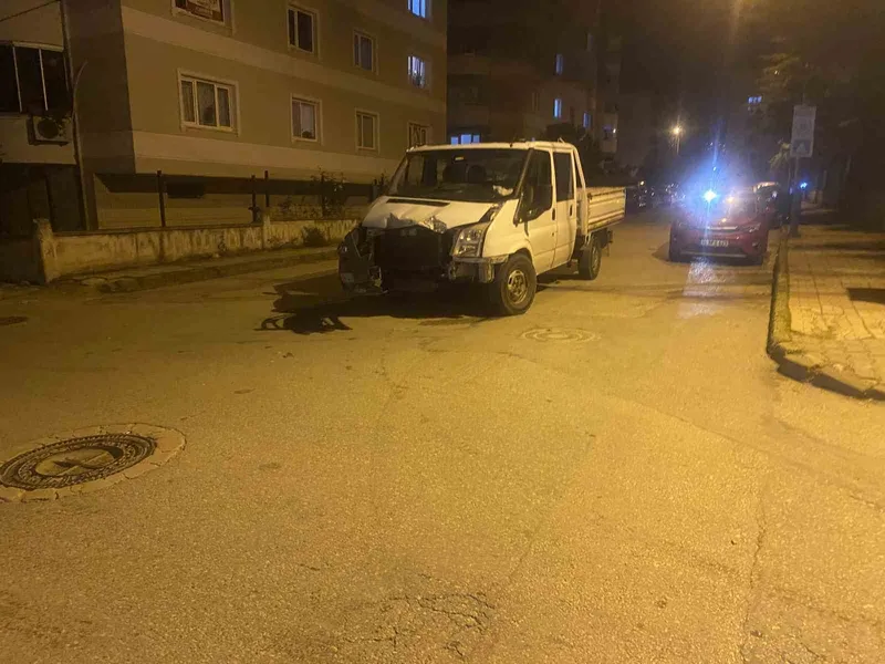 Otobüs ile kamyonet çarpıştı: Şans eseri yaralanan olmadı
