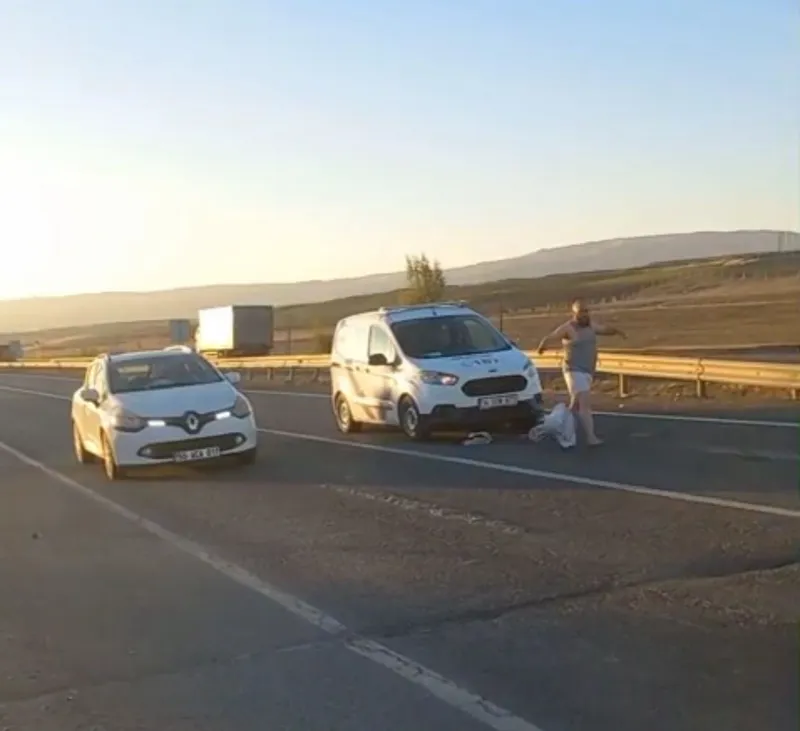 Trafiği birbirine kattı, araçların üzerine atladı, cam kırdı
