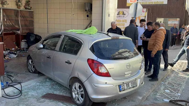 Edirne’de otomobil fırına girdi: 4 yaralı
