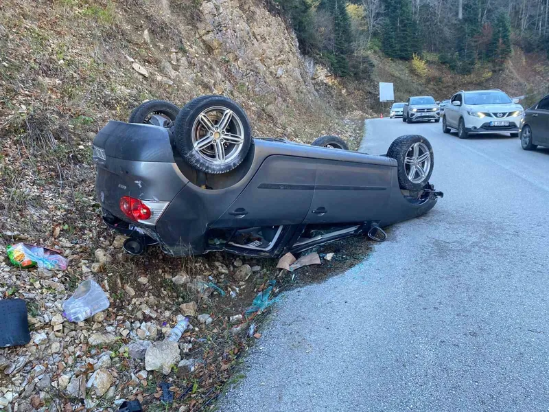 Yedigöller’de gizli buzlanma otomobili tepetaklak yaptı: 2 yaralı
