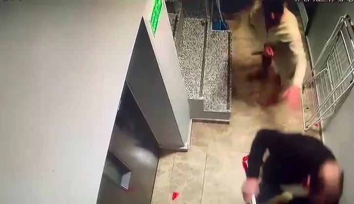 Kağıthane’de aldattığını öne sürdüğü eşi ve sevgilisini otelde basarak yaraladı, o anlar kamerada
