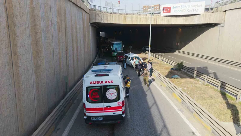Yola dökülen yağ zincirleme kazaya sebep oldu: 4 yaralı
