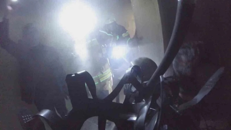 Diyarbakır’da 2’si çocuk 7 kişinin etkilendiği yangın kask kamerasına yansıdı
