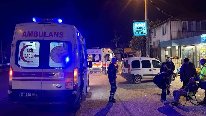 Motosiklet, yolun karşısına geçmeye çalışan adama çarptı: 3 yaralı
