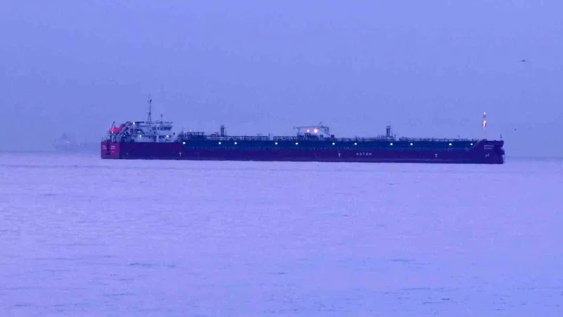 Zehirlenme yaşanan tanker gemisi, günün ilk ışıklarıyla görüntülendi
