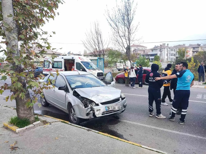 Pınarhisar’da otomobiller çarpıştı: 3 kişi hafif yaralandı
