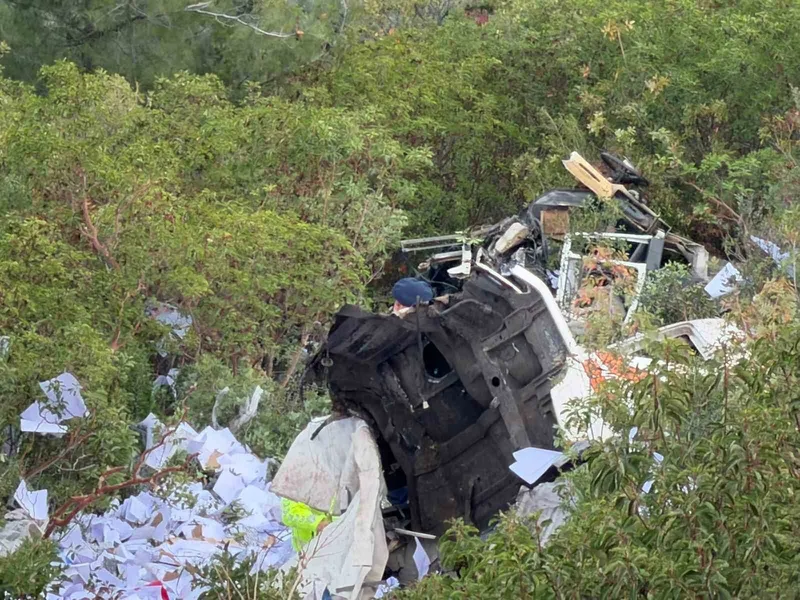 İznik-Yenişehir yolunda tır uçurumdan yuvarlandı: 2 ölü
